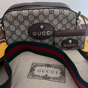 NEW AUTHENTIC GUCCI NEO VINTAGE GG SUPREME MESSENGER BAG AND CARD CASE $1650